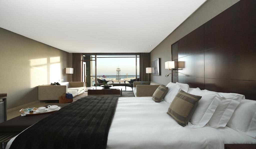Hotel Miramar Barcelona Gl Ngoại thất bức ảnh A room at the Four Seasons Hotel