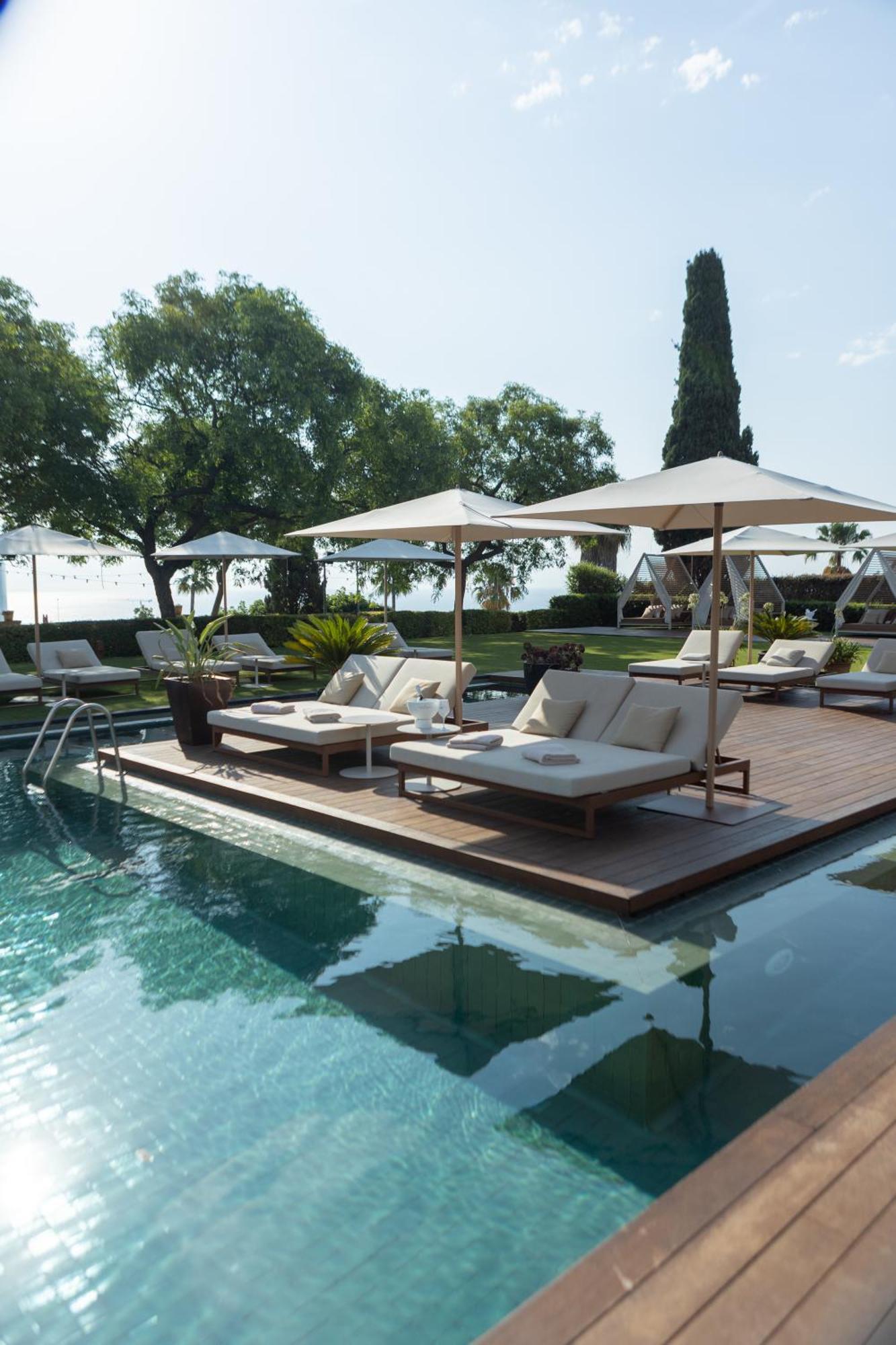 Hotel Miramar Barcelona Gl Ngoại thất bức ảnh The pool at the hotel
